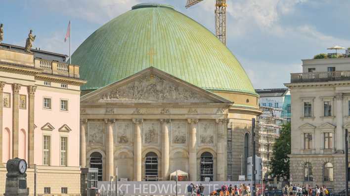 Ein Kran steht neben der St. Hedwig Kathedrale am Bebelplatz in Berlin-Mitte.