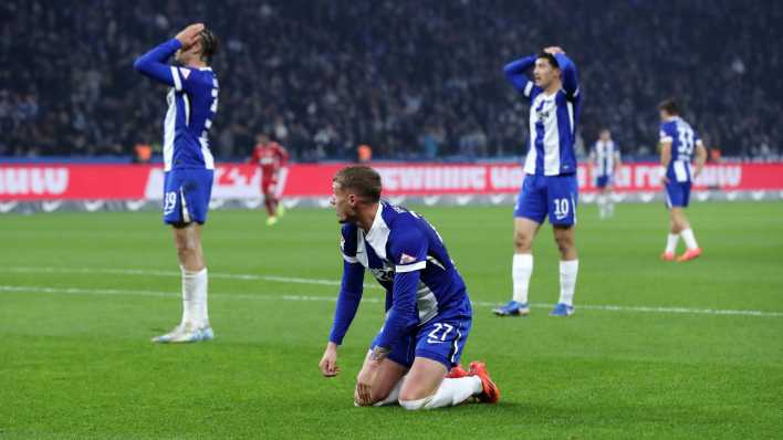 Enttäuschte Spieler von Hertha BSC nach der Niederlage gegn den 1. FC Köln.