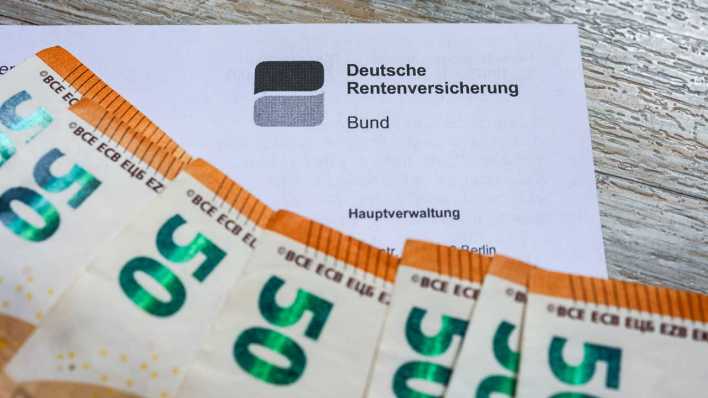 Rentenbescheid mit Geld (Bild: IMAGO/Lobeca)