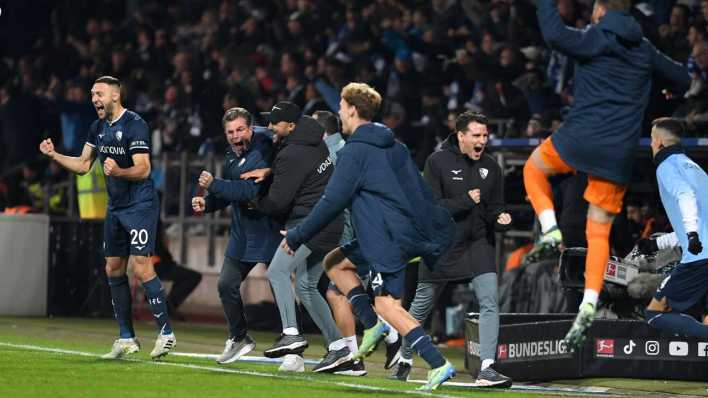 Trainer Dieter Hecking (VfL Bochum) Jubel, jubelt, beim Tor zum 1:1 waehrend des Spiels der 1. Bundesliga zwischen VfL Bochum 1848 und Bayer 04 Leverkusen (Bild: IMAGO/Ralf Treese/DeFodi Images)