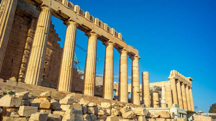 Die Akropolis unter strahlen blauem Himmel (Foto: imago images / Wolfgang Simlinger)