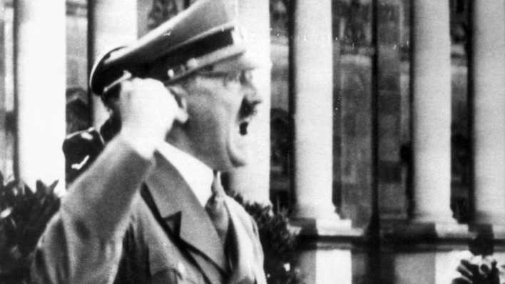 Adolf Hitler hält eine Rede