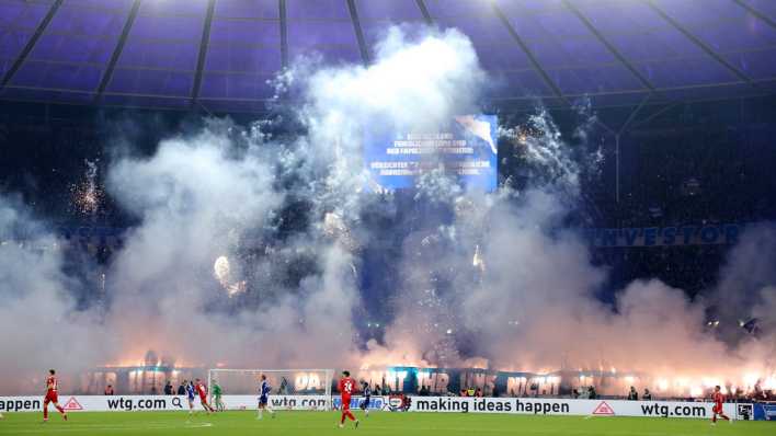 Pyrotechnik, Bengalos, Feuerwerk im Berliner Fanblock Ostkurve