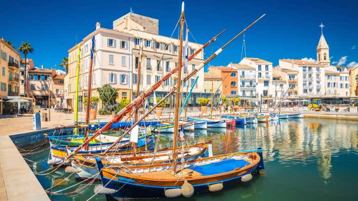 Der Hafen der französischen Stadt Sanary-sur-Mer (Foto: imago images / Zoonar)