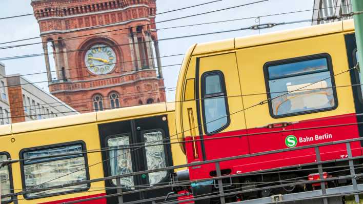 Berliner S-Bahn am Alexanderplatz