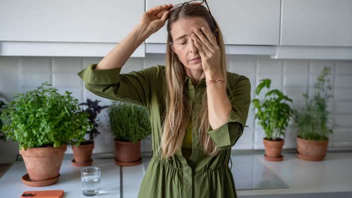 Schläfrige Frau reibt sich die Augen