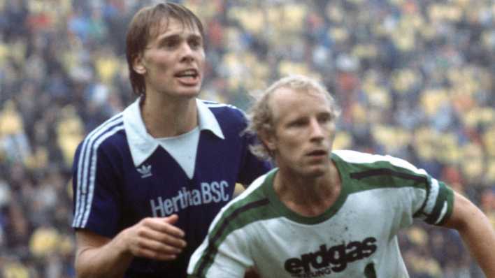 Wolfgang Sidka (Hertha) im Duell mit Berti Vogts (Mönchengladbach)