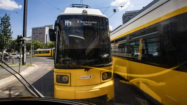 Blick in einem M4 Tram Richtung Hackescher Markt in Berlin