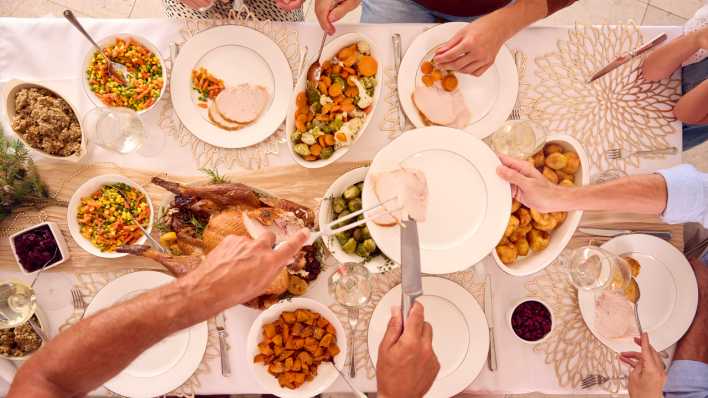 Weihnachtsessen in großer Runde