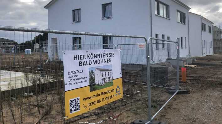 Immobilienwerbung in Neubausiedlung in Beelitz (Bild: rbb/Johannes Frewel)