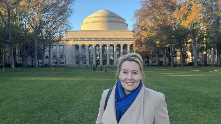 Berlins Wirtschaftssenatorin Franziska Giffey (SPD) vor dem MIT-Gebäude in Boston (USA) (Bild: SenWEB)