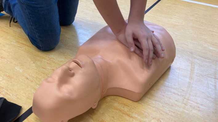 11.11.24: Schüler übt an einer Puppe die Herzdruckmassage bei einem Kurs zur Wiederbelebung in einer Schule (Bild: picture alliance/dpa/Andrea Löbbecke)