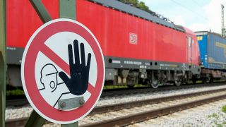 ARCHIV: Deutsche Bahn Waggon und Vorsicht-Stop-Schild (Bild: picture alliance/Roland Mühlanger)