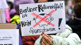 "Berliner Kulturlandschaft ist kein Sparschwein!" steht auf einem Plakat bei einer Protestkundgebung (Bild: dpa/ Jens Kalaene)