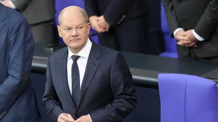 Bundeskanzler Olaf Scholz (SPD) nimmt an einer Befragung der Bundesregierung im Plenarsaal im Bundestag teil.