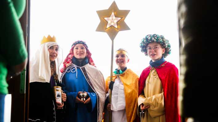 Sternsinger sind am Dreikönigstag unterwegs und sammeln Spenden.