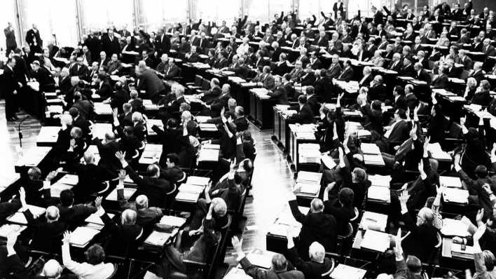 8.11.1966: Debatte im Bundestag über die Kanzlerkrise: Abstimmung mit Handzeichen über den Antrag der SPD zur Vertrauensfrage (Bild: picture alliance/dpa)