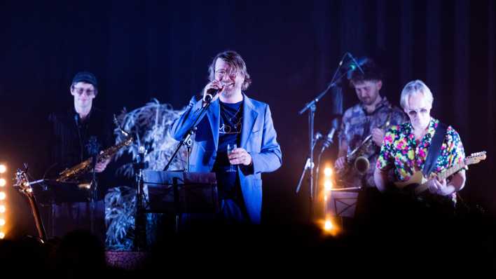 Die Band "Crucchi Gang" um Sänger Francesco Wilking tritt beim Auftakt des Musikfestivals "c/o pop" in den Sartory Sälen auf. (Archivbild)