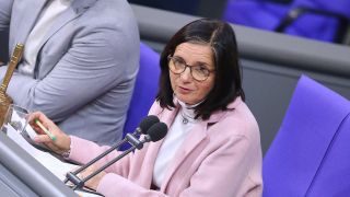 Katrin Göring-Eckardt (Grüne) bei der Leitung einer Bundestagssitzung in Berlin (Bild: picture alliance/dts-Agentur)