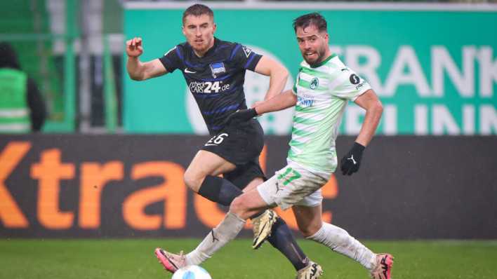 Der Fürther Niko Gießelmann (r.) und Jonjoe Kenny von Hertha BSC kämpfen um den Ball. (Bild: picture alliance/dpa/Daniel Karmann)