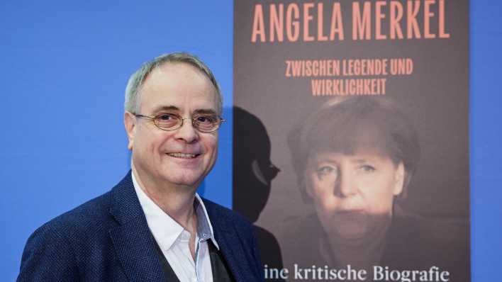 Der Autor Klaus-Rüdiger Mai stellt sein neues Buch über Angela Merkel vor (Bild: picture alliance / Jörg Carstensen)