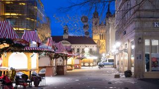 Ein Absperrband der Polizei hängt vor dem Eingang zum Weihnachtsmarkt.