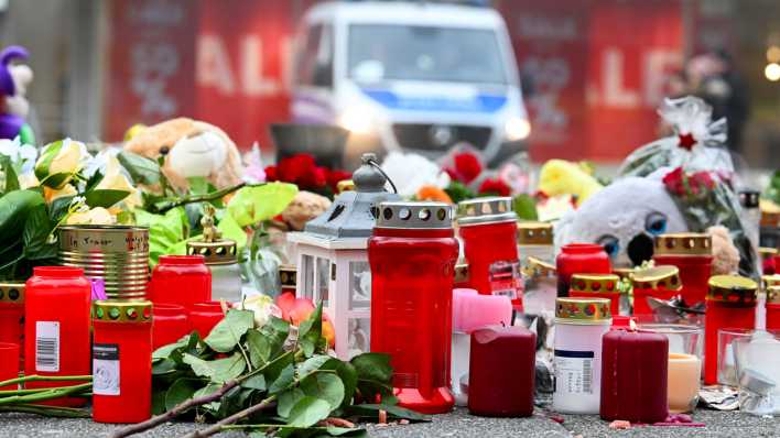 Plüschtiere, Kerzen und Blumen finden sich am zentralen Gedenkort für die Opfer des Anschlags vor der Johanniskirche in Magdeburg.