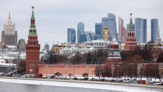 Blick auf den Kreml in Moskau mit Hochhäusern im Hintergrund.