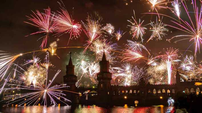 Silvesterfeuerwerk an Berliner Oberbaumbrücke