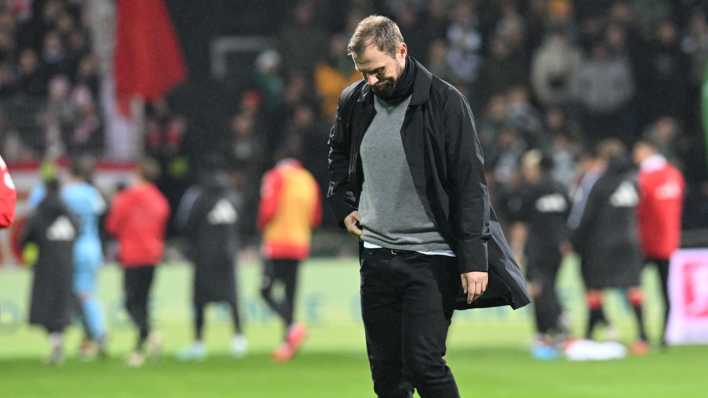 Trainer Bo Svensson von Union Berlin geht nach der Niederlage gegen Bremen enntäuscht in die Kabine (Bild: picture alliance/dpa | Carmen Jaspersen)