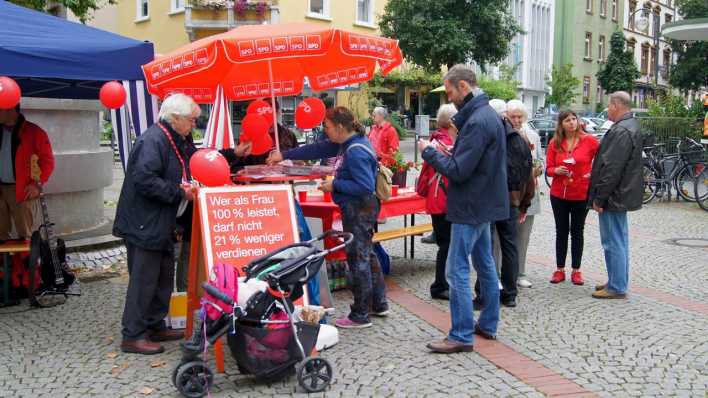 Archivbild: Wahlkampfstand der Sozialdemokratischen Partei Deutschlands (SPD) (Bild: picture alliance / Wolfgang Minich)