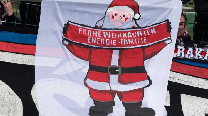 ARCHIV: Energie Cottbus Energie Fans wünschen wuenschen Frohe Weihnachten (Bild: imago images/Fotostand)