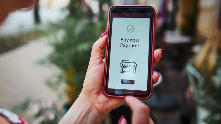 "Buy now pay later" online shopping service auf einem Smartphone