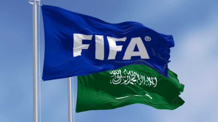 Die Fahnen der Fifa und von Saudi-Arabien wehen im Wind (Bild: IMAGO / Panthermedia/ Valerio Rosati)