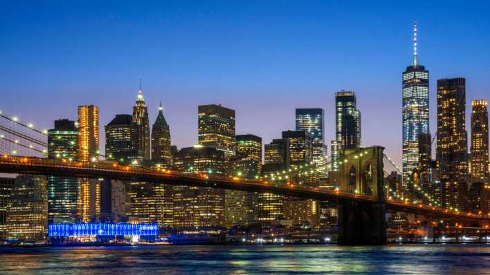 Blick auf Manhattan am Abend (Foto: imago images / VWPics)