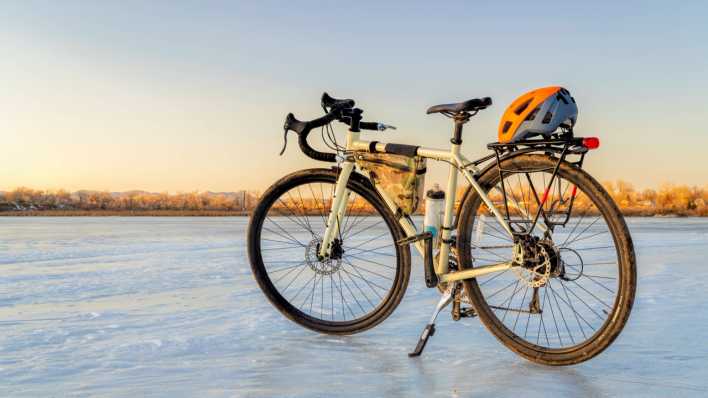 Rennrad im Winter auf einem zugefrorenen See