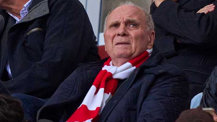 Uli Hoeneß auf der Tribüne der Allianz-Arena