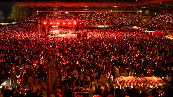 Das traditionelle Weihnachtssingen des 1.FC Union Berlin im Stadion an der Alten Försterei