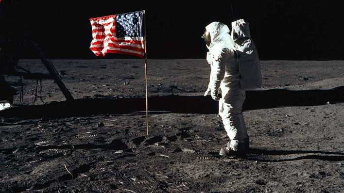 1969: US-Astronaut Buzz Aldrin bei Mondspaziergang (Bild: picture alliance/Heritage Images/Neil Armstrong)