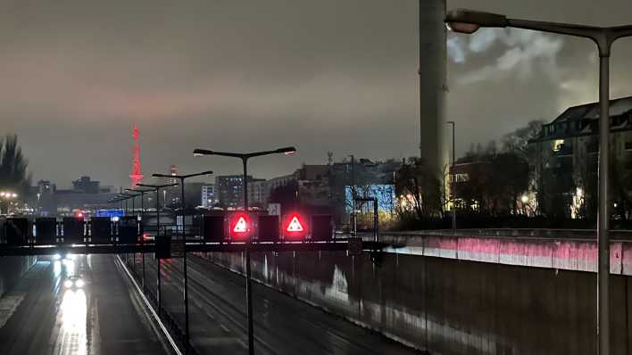 Die Beleuchtung ist auf einem Abschnitt der Berliner Autobahn A100 unweit des Funkturms ausgeschaltet. (Bild: picture alliance/dpa/TNN/Julius Schreiner)