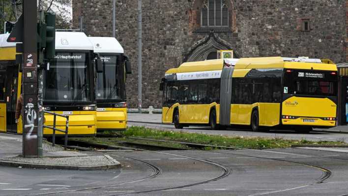 Straßenbahn und Linienbus in Berlin (Bild: picture alliance/dpa/Jens Kalaene)