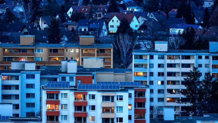 Blick auf Hochhäuser und Mehrfamilienwohnhäuser im Berliner Stadtteil Neukölln.