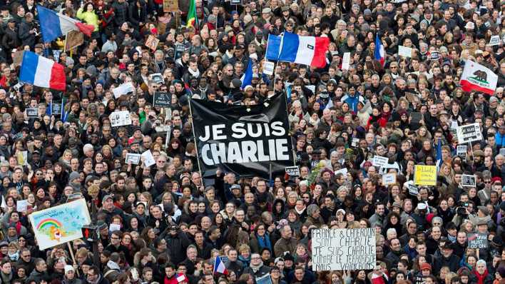 Tausende von Menschen demonstrieren nach den islamistischen Anschlägen von Paris im Januar 2015 auf der Place de la République. (Archivbild)