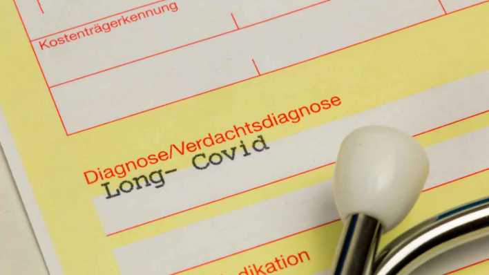 Diagnose Long Covid auf einer Arzt-Überweisung (Bild: picture alliance/CHROMORANGE/Udo Herrmann)