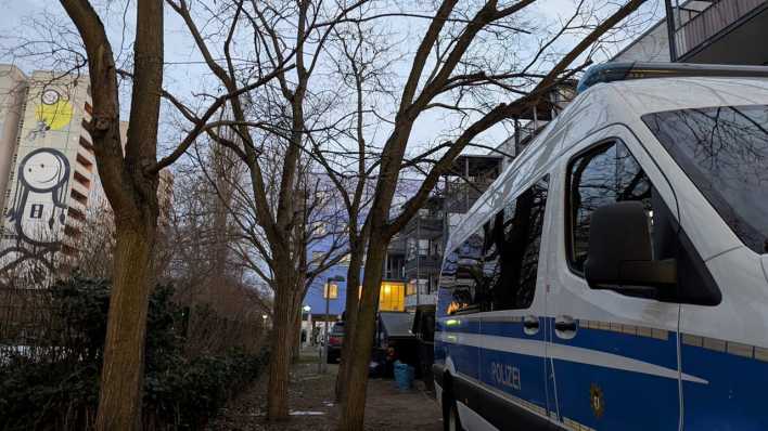 Die Berliner Polizei ist im Einsatz bei einer Durchsuchung einer Wohnung wegen der Explosion einer illegalen Kugelbombe in der Silvesternacht in Berlin-Tegel, bei der ein Kind lebensgefährlich verletzt wurde (Bild: dpa/Polizei Berlin)