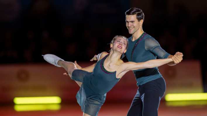 Das Eiskunstlauf-Paar Minerva Hase und Nikita Volodin bei einer Gala in Oberstdorf (picture alliance/M.i.S./Bernd Feil)