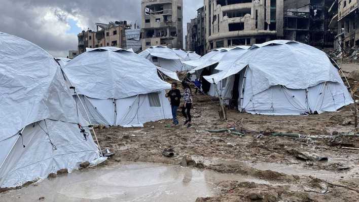 Kinder sind in einem Zeltlager im Viertel Al-Shujiyya in Gaza-Stadt unterwegs.