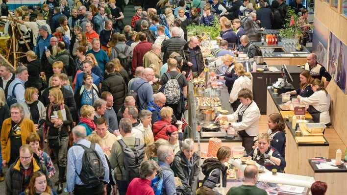 Eine Menschenmenge vor dem Stand von Norwegen in der Halle der Nordischen Länder auf der Internationalen Grünen Woche 2025.