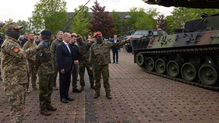 Bundeskanzler Olaf Scholz mit Präsident Wolodymyr Selenskyj und Bundeswehr-Soldaten (Bild: picture alliance/SvenSimon/Presidential Office of Ukraine)