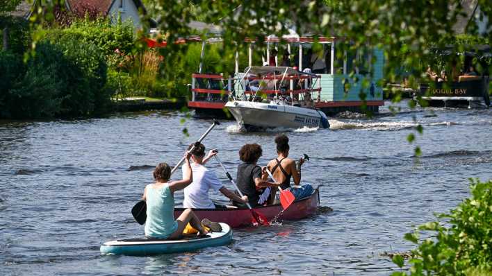 Kanus, Motorboote und Flöße im Sommer auf der Müggelspree.